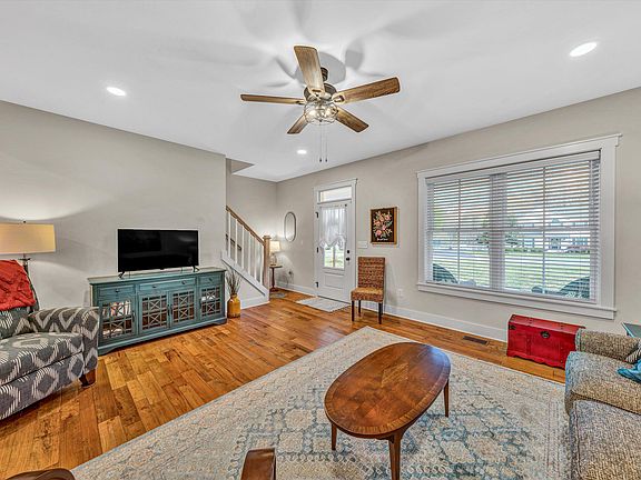 5th image of 389 Carroll Dr