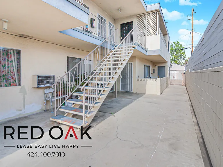 16515 Victory Blvd #6 — Photo 16