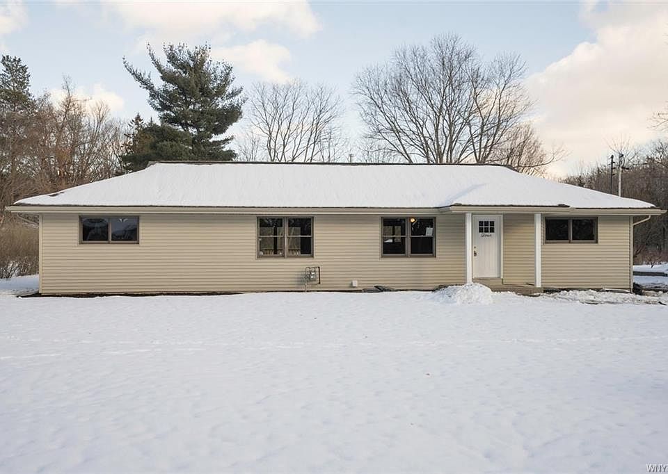 1st image of 4 Carlton Dr