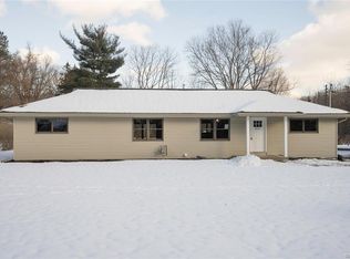 4 Carlton Dr, Orchard Park, NY 14127