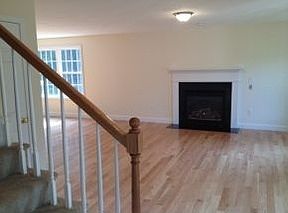 5th image of 13 Whiting Ln