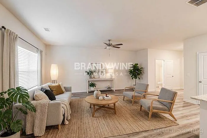 4 bed, 2.5 bath, 1966 sqft, $2,400 — Photo 3