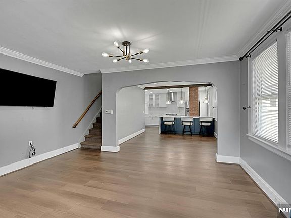 5th image of 595 Forest St