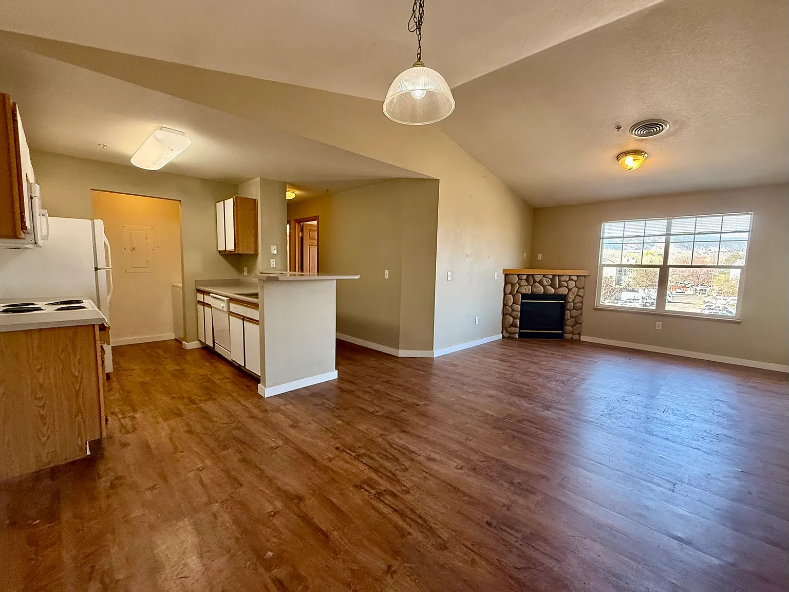 3 bed, 1055 sqft, $1,999 — Photo 1