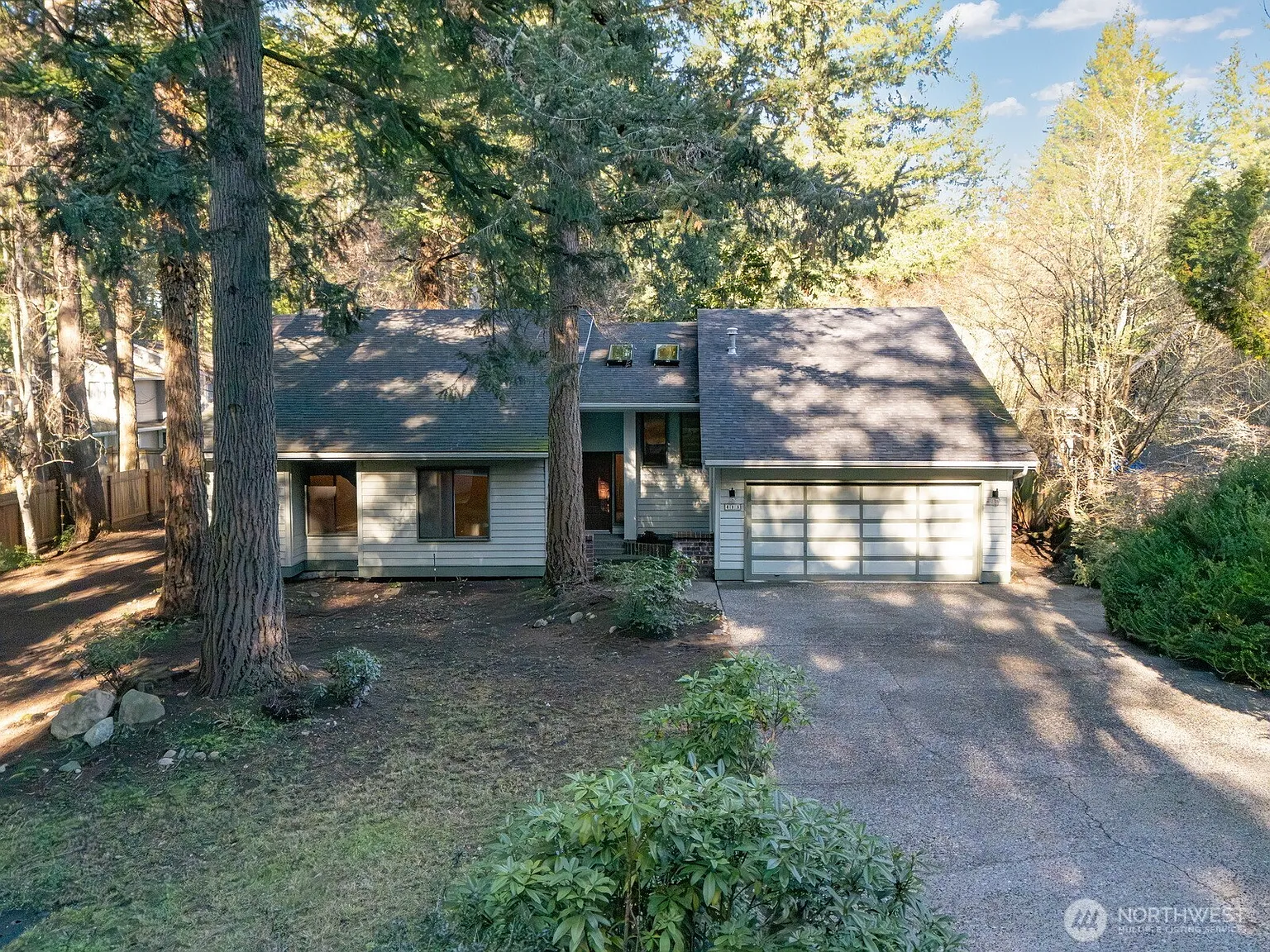 413 Viewcrest Road photo 1