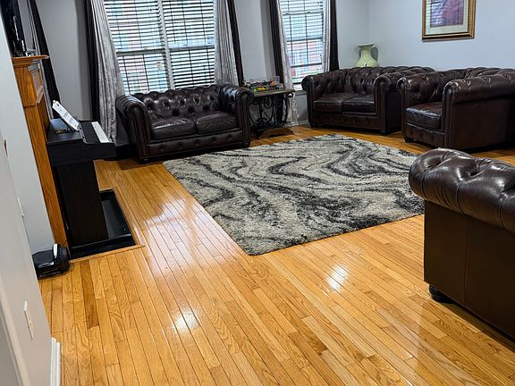 3rd image of 110 Woodlake Dr