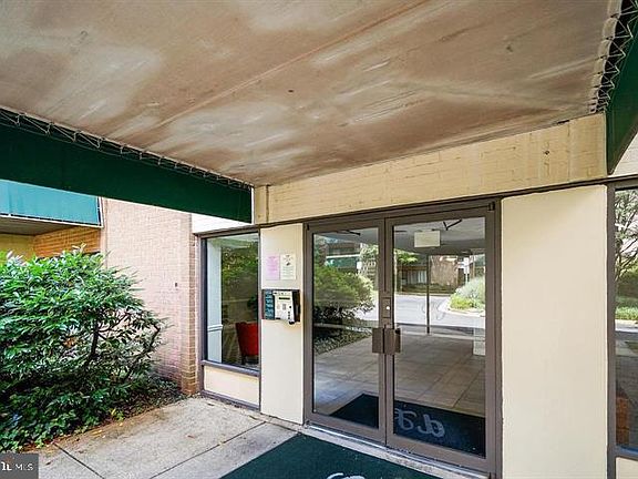 3rd image of 6147 Leesburg Pike APT 407