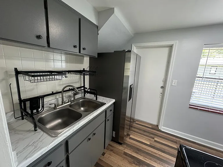 1284 Ingleside Ave — Photo 4
