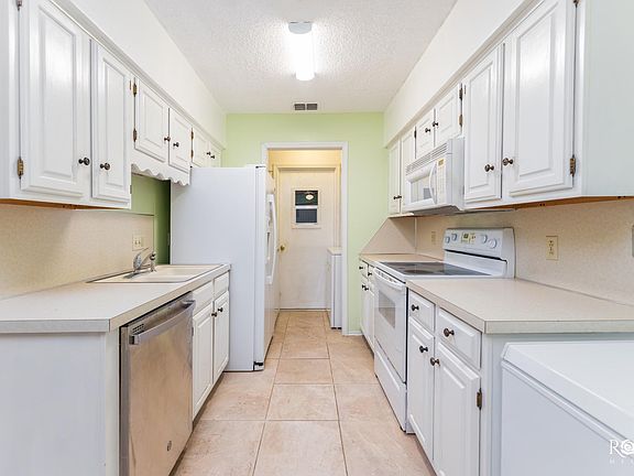 4th image of 3218 Chimney Cir
