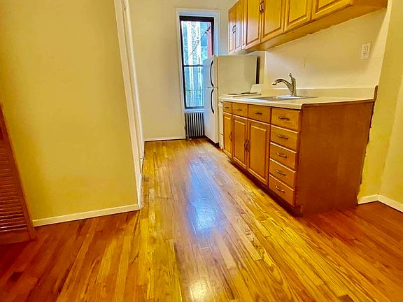 4th image of 1599 York Ave #3
