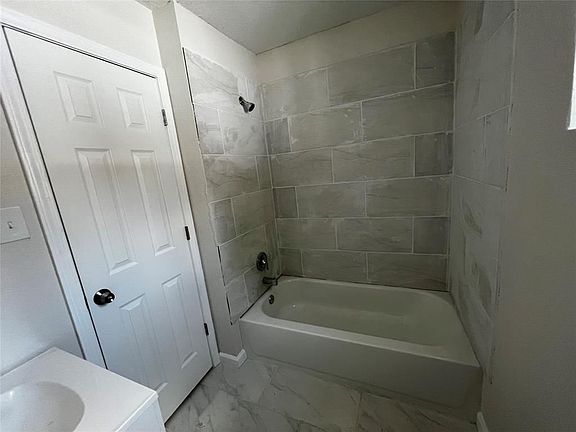 4th image of 3805 Wipprecht St #7