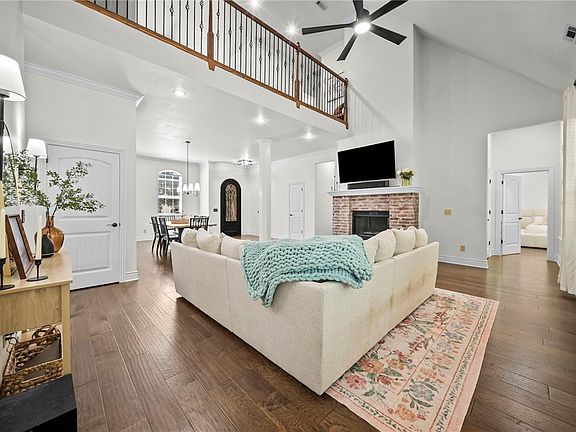 5th image of 207 N Angel Falls Ln