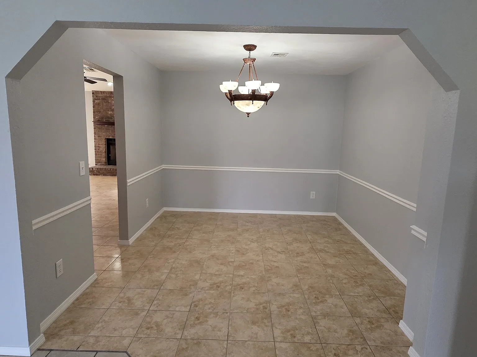 3 bed, 1979 sqft, $1,900 — Photo 2