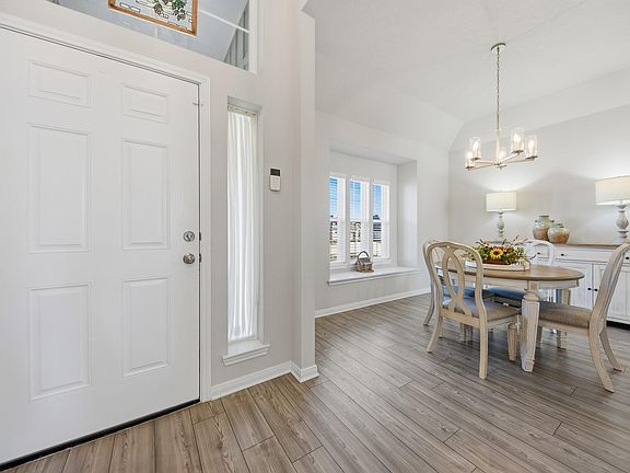 3rd image of 1010 Old Vine Rd