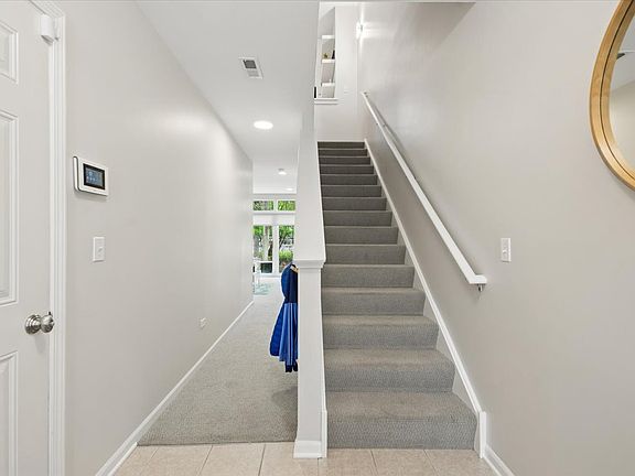 3rd image of 527 Grove Ln
