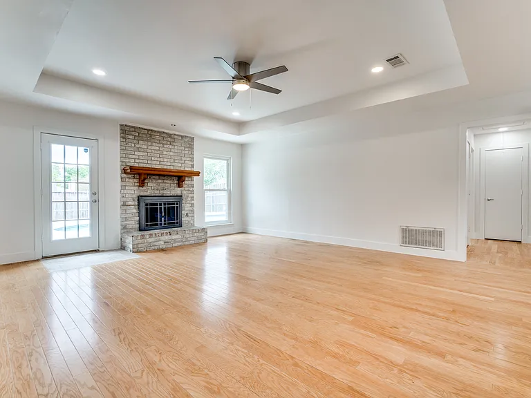 1323 Lark Ln — Photo 8