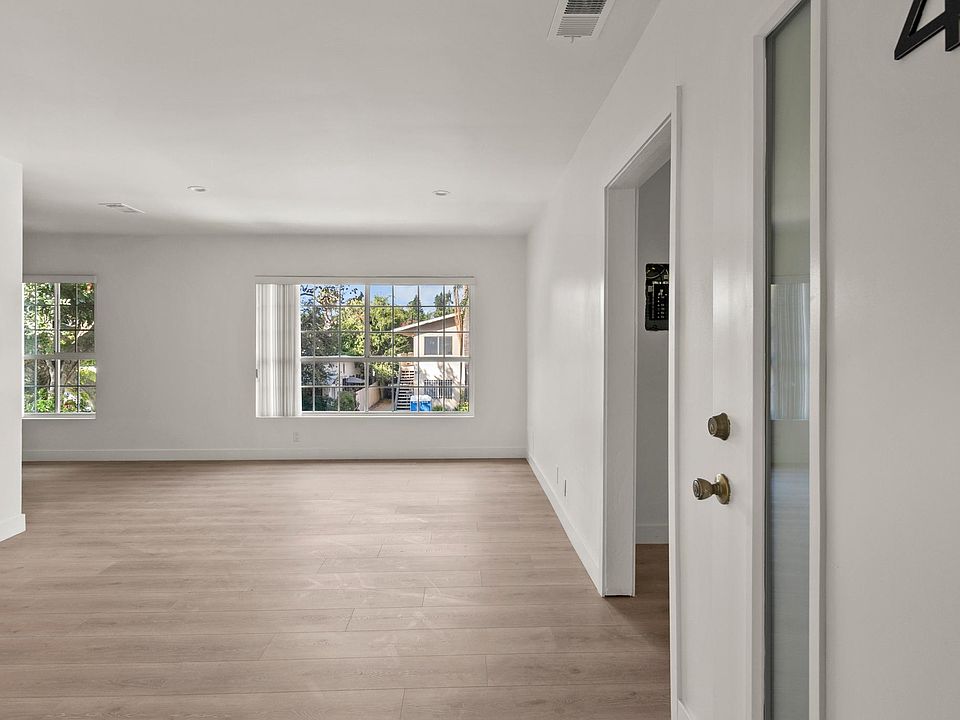 1st image of 904 N Gardner St #4