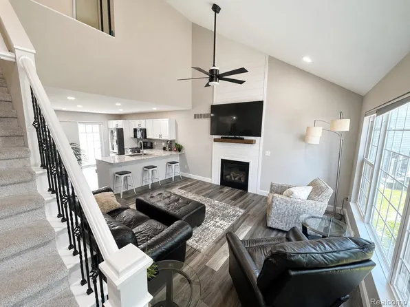 2015 Pauls Ct, Marysville, MI 48040