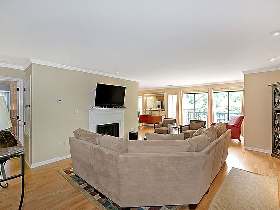 3rd image of 2315 Pine Heights Dr NE