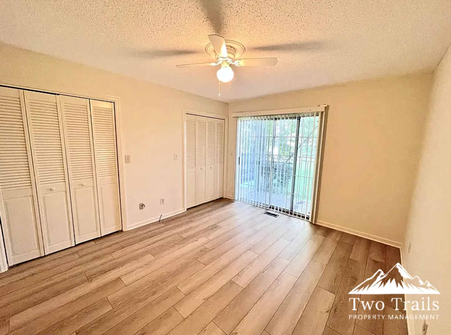 2/2 Lower Level Unit With Gas Fireplace — Photo 4