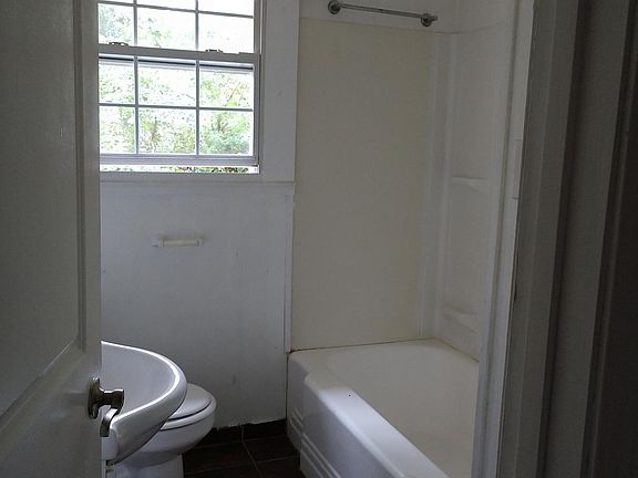 4th image of 233 E Jordan St