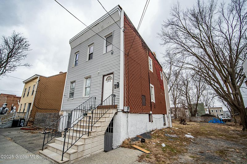 4th image of 585 Clinton Avenue