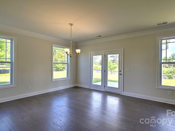 3rd image of 30 Silverthorne Ct