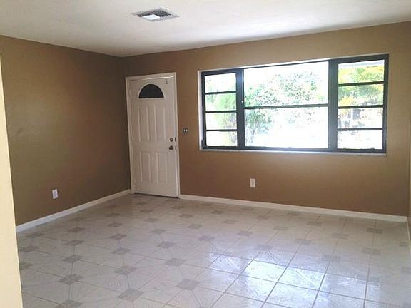 4th image of 2450 N Seacrest Blvd