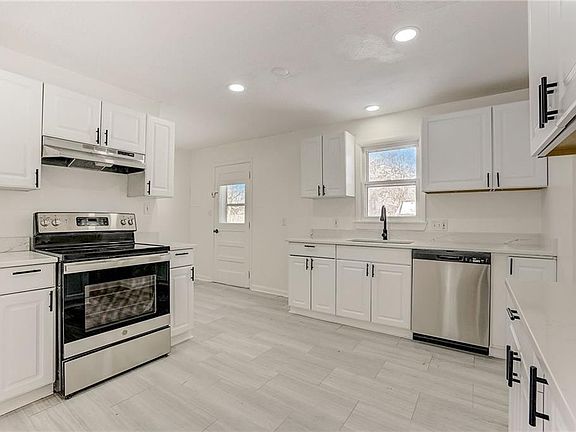 2nd image of 1524 W 22nd St