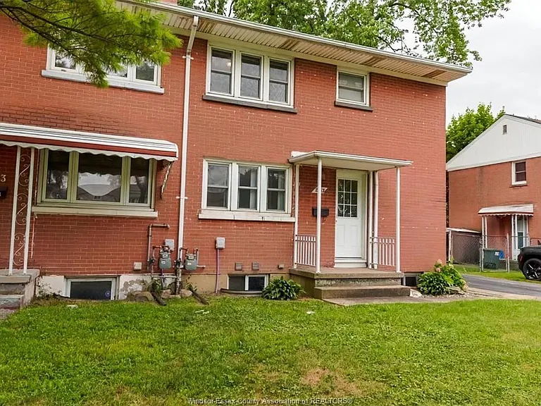 2163 College Ave — Photo 2