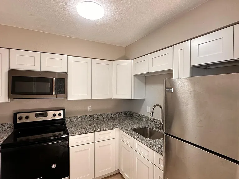 390 W Haines Blvd #8 — Photo 4