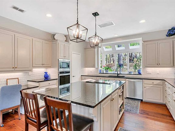 4th image of 302 Hunters Creek Dr