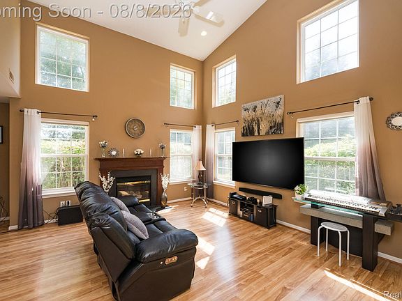 3rd image of 158 S Vista