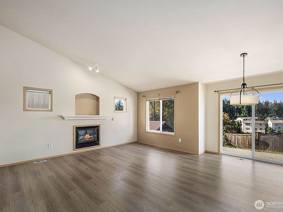 5th image of 15920 42nd Avenue E