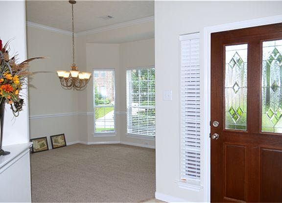 Wide open foyer to the dining room.