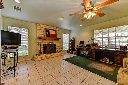 4th image of 604 Jim Bowie Dr