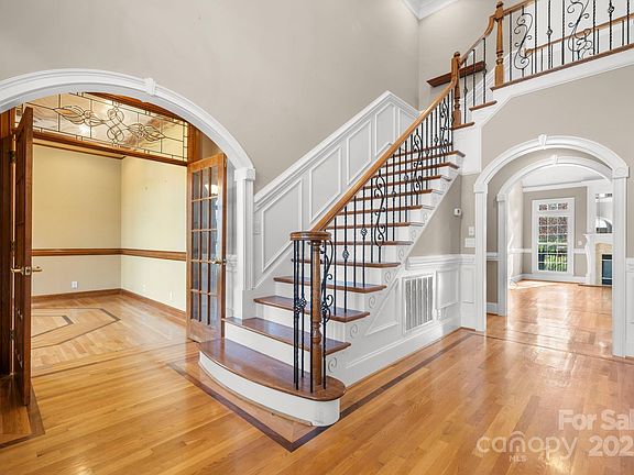 4th image of 9133 Shorewood Pl