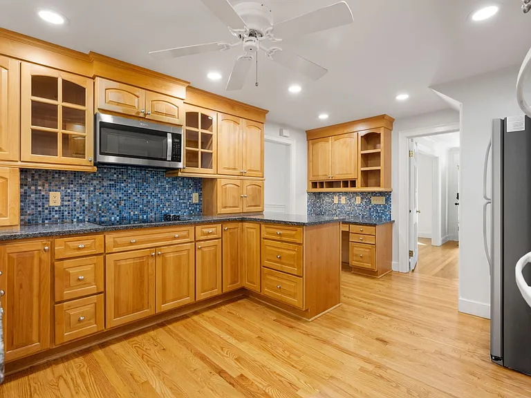 82 Allen Ave — Photo 8