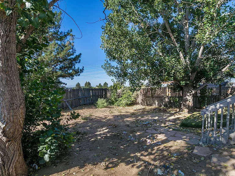 Large fenced yard w/ great shade & privacy