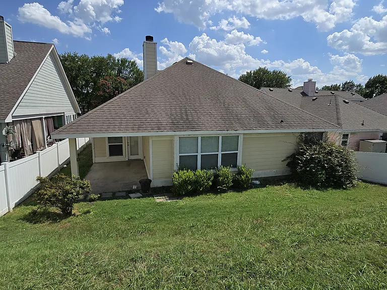 2410 Parkview Dr — Photo 4
