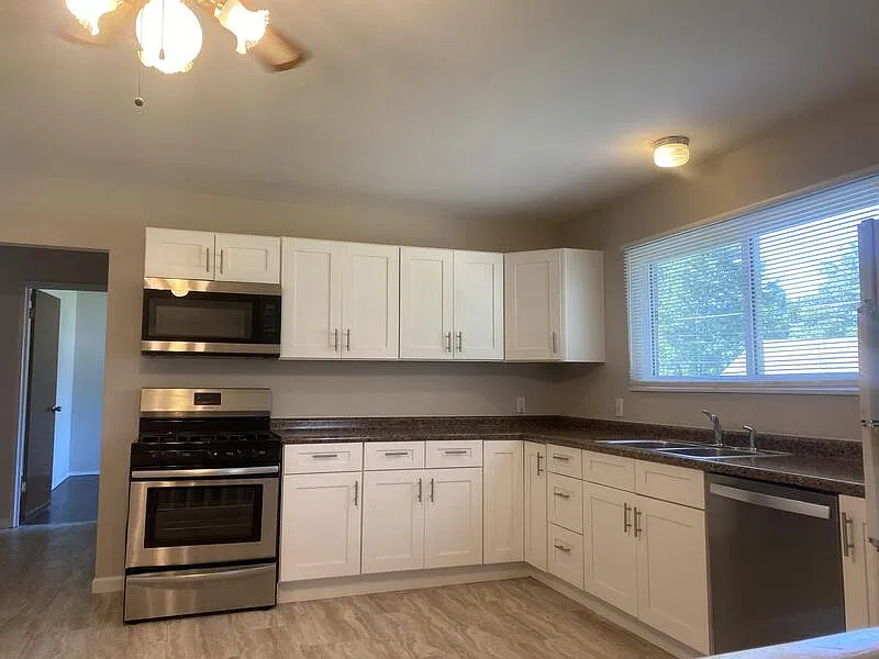 3 bed, 2.5 bath, 1660 sqft, $1,900 — Photo 3