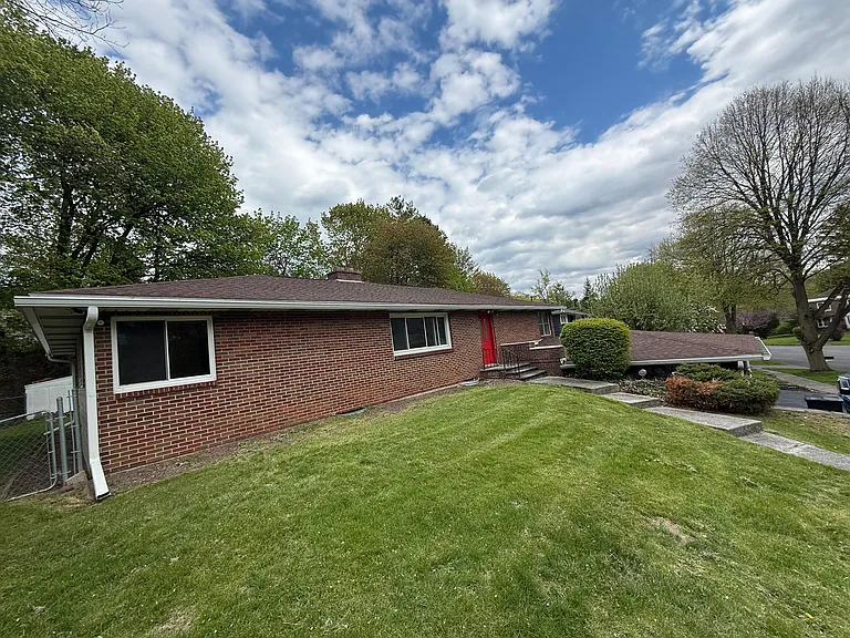 319 Barrington Rd — Photo 1
