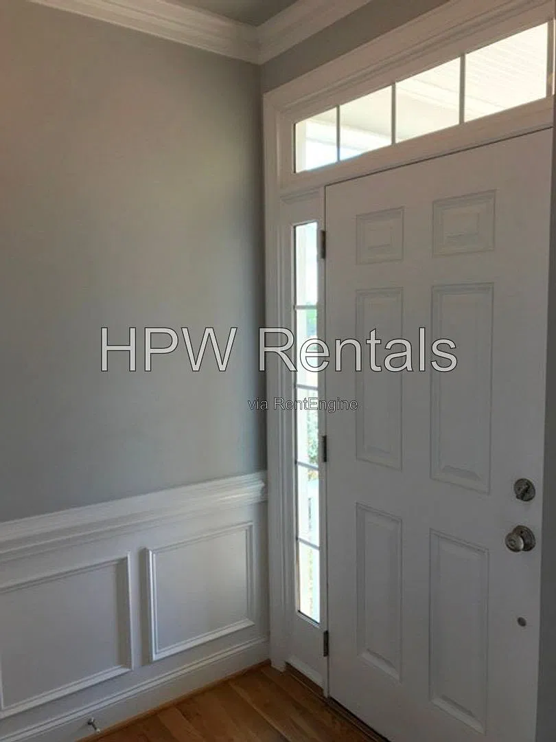 3 bed, 2.5 bath, 1920 sqft, $2,200 — Photo 3
