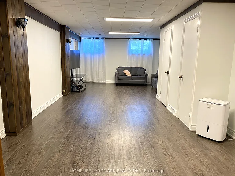 59 Elizabeth Cres S — Photo 10