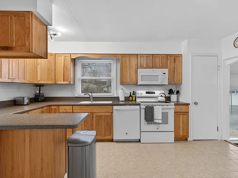 444 Rosedale Ter — Photo 11