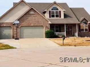 104 Oak Hill Dr, Maryville, IL 62062