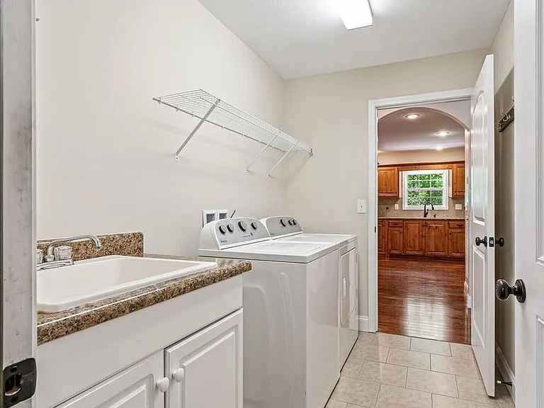 155 Garfield Ct — Photo 8