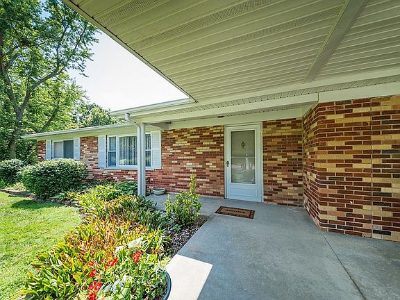 2nd image of 987 Valley View Dr