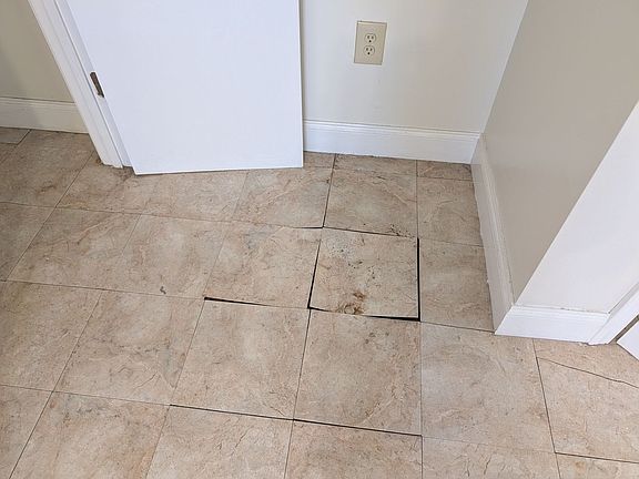 5th image of 4821-23 Euphrosine St #4823