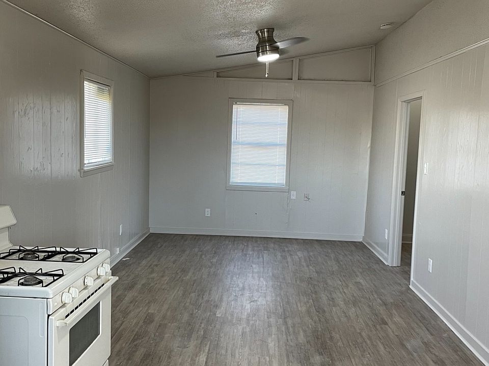 2nd image of 1015 1/2 West Dr
